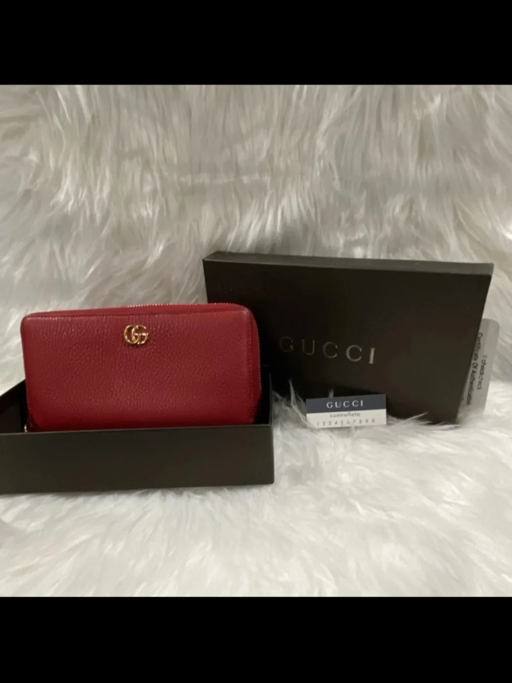 Gucci Red Leather Zip Wallet with Gold GG Emblem - includes box - Picture 3 of 13
